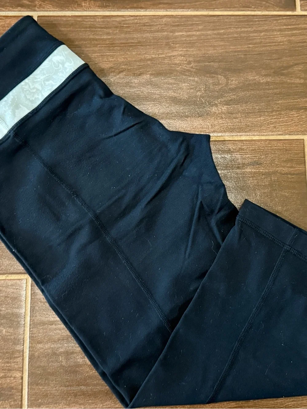 Vintage lululemon Reversible Groove Crop | 2010 | Size 6 | Black/White Floral